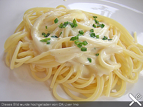 Spaghettis mit Knoblauch-Käsesauce Spaghettis mit Knoblauch-Käsesauce