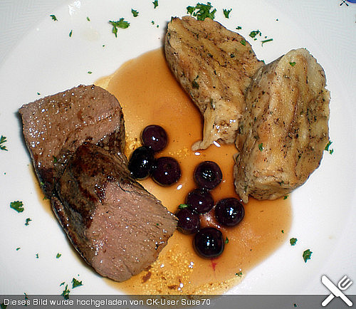Rehfilet in Vanille - Blume und Blaubeersauce mit Pfifferlingsknödel Rehfilet in Vanille - Blume und Blaubeersauce mit Pfifferlingsknödel