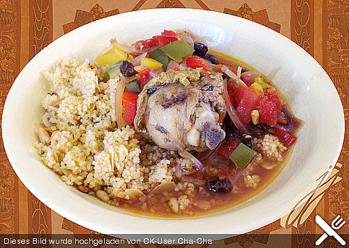 Couscous mit Hähnchenfleisch, Rosinen, Mandeln und Pinienkernen Couscous mit Hähnchenfleisch, Rosinen, Mandeln und Pinienkernen