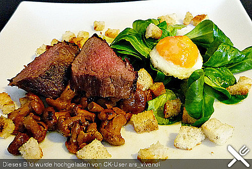 Feldsalat mit Hirschsteak, Pfifferlingen und Wachteleiern