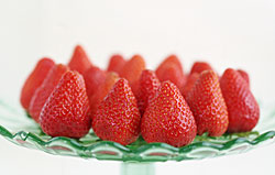 Erdbeeren auf Glasschale