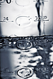 Wasser im Messbecher