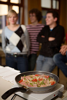 Studenten beim Kochen