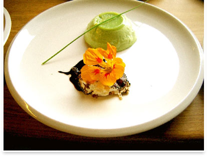 Basilikum-Panna-Cotta mit gebratenem Ziegenk�se und Basilikumcreme