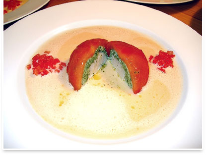 Jakobsmuschel in der Tomate mit Rauke-Farce und zweierlei Tomatensauce