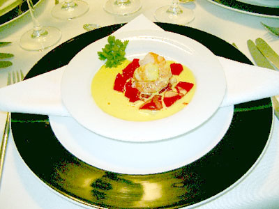 Scampi auf rotem Paprikagelee und gelber Paprika-Sauce