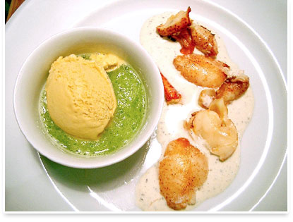 Hummereis auf Melonensuppe mit Hummerfleisch auf Vanille-Pfeffer-Sauce