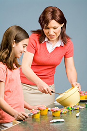 Mutter und Kind beim gemeinsamen Kochen