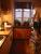 ...eigentlich besteht meine K�che nur aus einer einzigen Zeile (links) incl. Wasch- und Sp�lmaschine, dem Apothekerschrank unter dem Fenster und dem Metallregal rechts, in dem alle T�pfe, Pfannen und die Mikrowelle stehen.