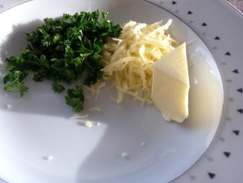 Butter, Parmesan und Petresilie zum Schluss unterr�hren