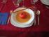 Zweifache Tomatensuppe (wenn man die Tomate hochhebt, flie�t darunter eine dunklere Tomatensuppe hervor)
