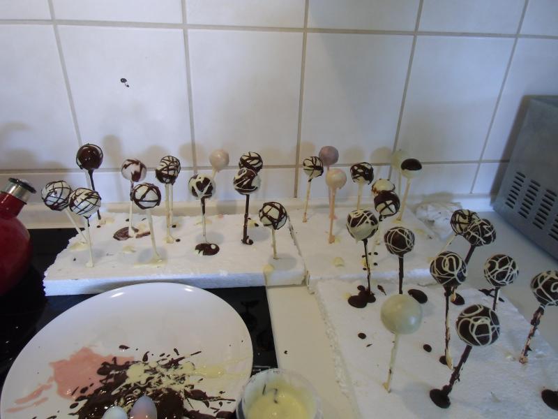http://cdn.chefkoch.de/ck.de/fotoalben/1376047ad6702a6448541ca8077b3d4f/55634/full_cakepops014.jpg