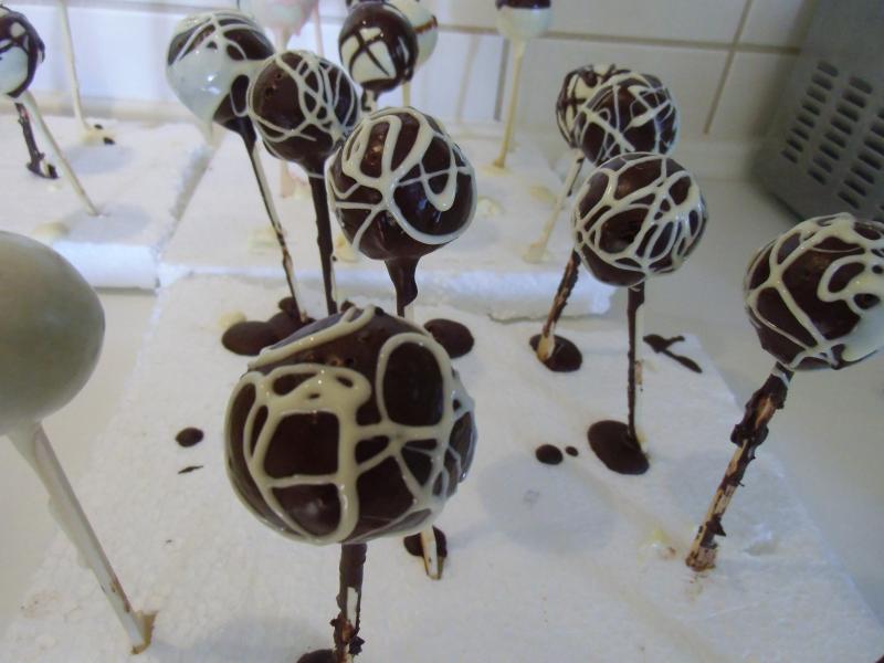 http://cdn.chefkoch.de/ck.de/fotoalben/1376047ad6702a6448541ca8077b3d4f/55634/full_cakepops015.jpg