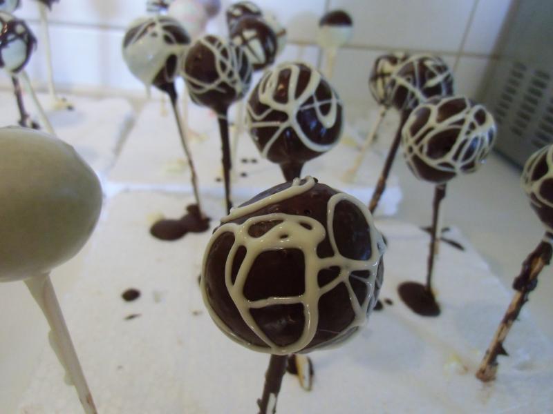 http://cdn.chefkoch.de/ck.de/fotoalben/1376047ad6702a6448541ca8077b3d4f/55634/full_cakepops016.jpg