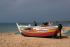 Kleines buntes Fischerboot am Strand von Arma��o de P�ra