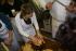 Schnette �bt sich am H�hnchen