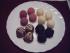 Pralinen selbstgemacht (u.l. Caramell-Tr�ffel, u.r. Cointreau-Tr�ffel, o. Wei�e Kirsch-Tr�ffel in Fruchtpulver Johannisbeer, Himbeer, Maracuja, Zitrone v.l.n.r.)