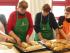 Greta, Herta und Kuchenzwerg �berpr�fen die richtige Form der  Brotteige