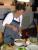 Evlys r�hrt die F�llung f�r Shanghaitaschen