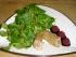 Feldsalat mit Thunfisch im Sesammantel und Himbeeren auf Balsamico
