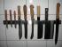 Mittelspitz 85 mm, Klassik 65 mm, Mini-Yatagan 85 mm, uraltes Sheffield-Messer, Kochmesser 180 mm, Metzgermesser 180, Nakiri, K�chenbeil 160 mm, Schinkenmesser 260 mm. Alle Messer - bis auf die Beile - mit einer nicht-rostfreien Carbonstahlklinge