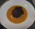 Warmes Schokoladent�rtchen / Schokoladensouffl� aus Zartbitterschokoalde mit Orangen�l auf Orangensauce.