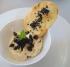 Sardellencreme, Tapenade, frittierte Kapern und ein Olivenbeignet