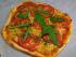 Pizza mit Tomaten, Mais und Rucola