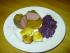 Das ist der Hirsch,der sich in der Whiskey-Mango-So�e suhlt,daneben der Apfelrotkohl und die gebratenen Griesgnocchi