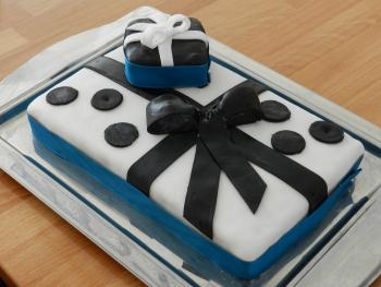 geschafft schwarz wei&szlig;er Geschenkkuchen 943653600