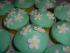 Bl�mchenmuffins: Vaniller�hrteig - �berzogen mit Fondantglasur (2x) und gespritzten G�nsebl�mchen