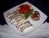 Erdbeeren in der Hippenschale mit Mousse au Chocolat-T�rtchen und Vanille-Eis
