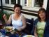 Camaju und Ysana vor gedecktem Tisch. Es gab Puffer mit Tomaten und K�se �berbacken. Hmmm.