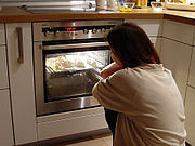 Vor dem Backofen sitzen und dem Essen beim Garwerden zugucken
