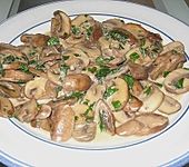Champignons in Milch und Petersilie