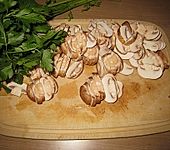 Champignons in Milch und Petersilie