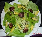 Blattsalat mit Mango und Schafskäse