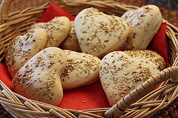http://cdn.chefkoch.de/ck.de/rezepte/44/44559/151818-bigfix-valentinstag-broetchen.jpg